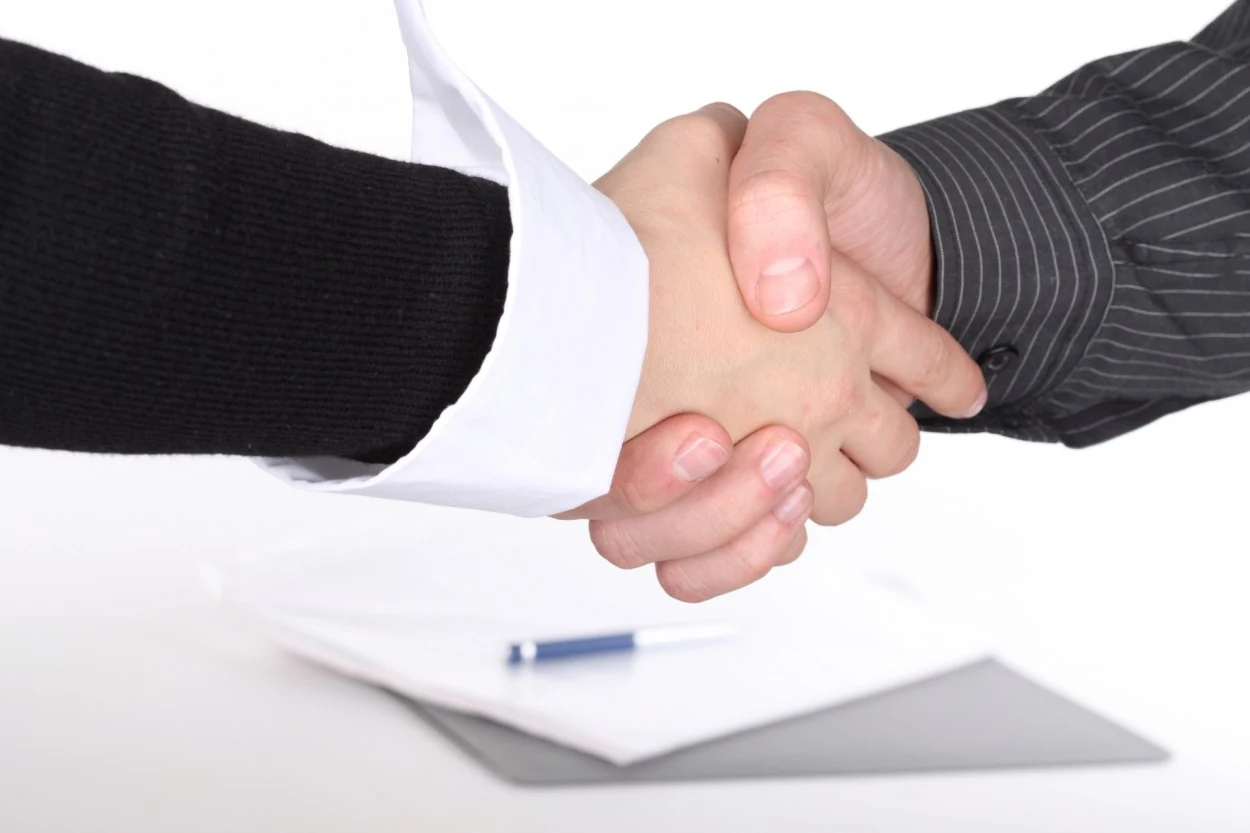 Poignée de main entre deux partenaires d'affaires