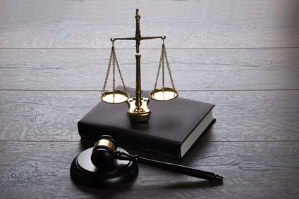Balance de la justice posée sur un livre