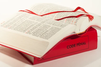 Code pénal ouvert sur un bureau